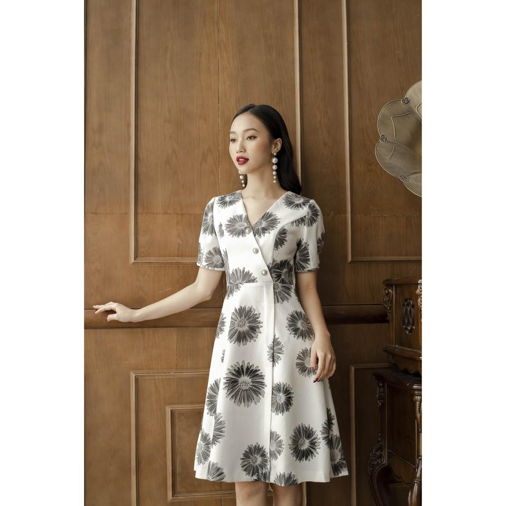 Đầm xòe hoa cúc Tri'C Luxury cổ V tay bồng Trắng A16420