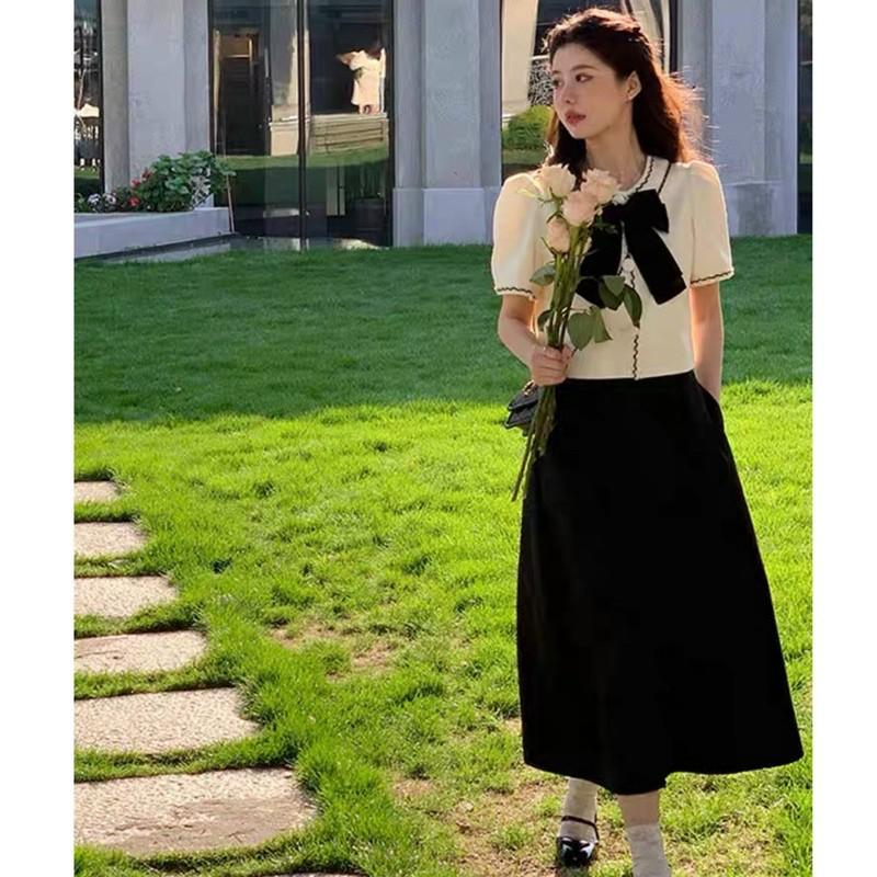 Sét áo cổ tròn cột nơ cài nút viền lai kèm chân váy xoè