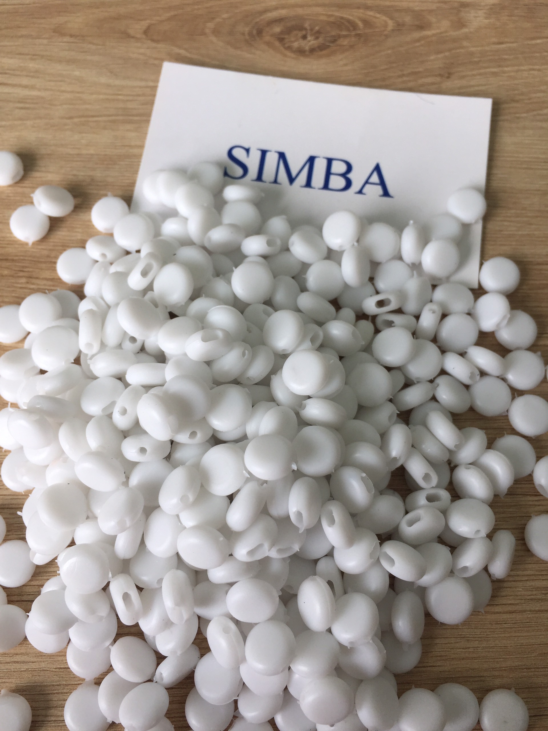 Nút chặn, màu trắng dẹp PVC, 5.000cái/kg
