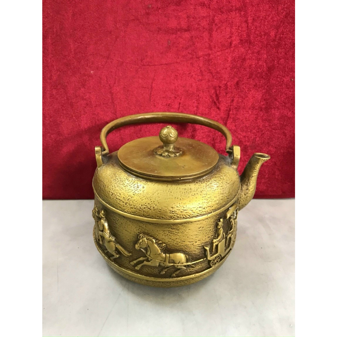 Ấm trà họa văn ngựa kéo xe - Màu gold sáng bóng