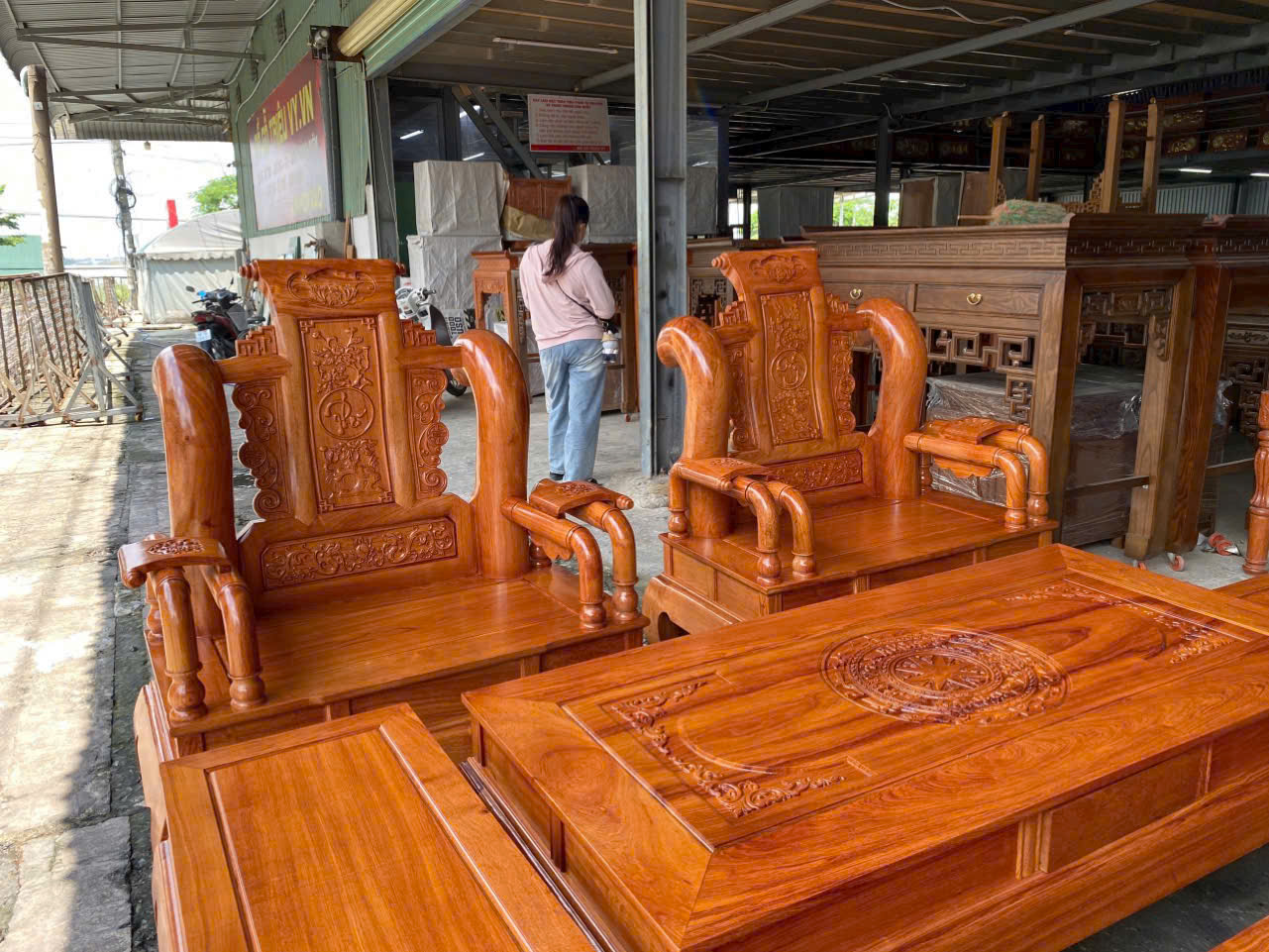 Bộ ghế gỗ Tần Thuỷ Hoàng Juno Sofa gỗ Hương Đá tiện Tay 12 sang trọng