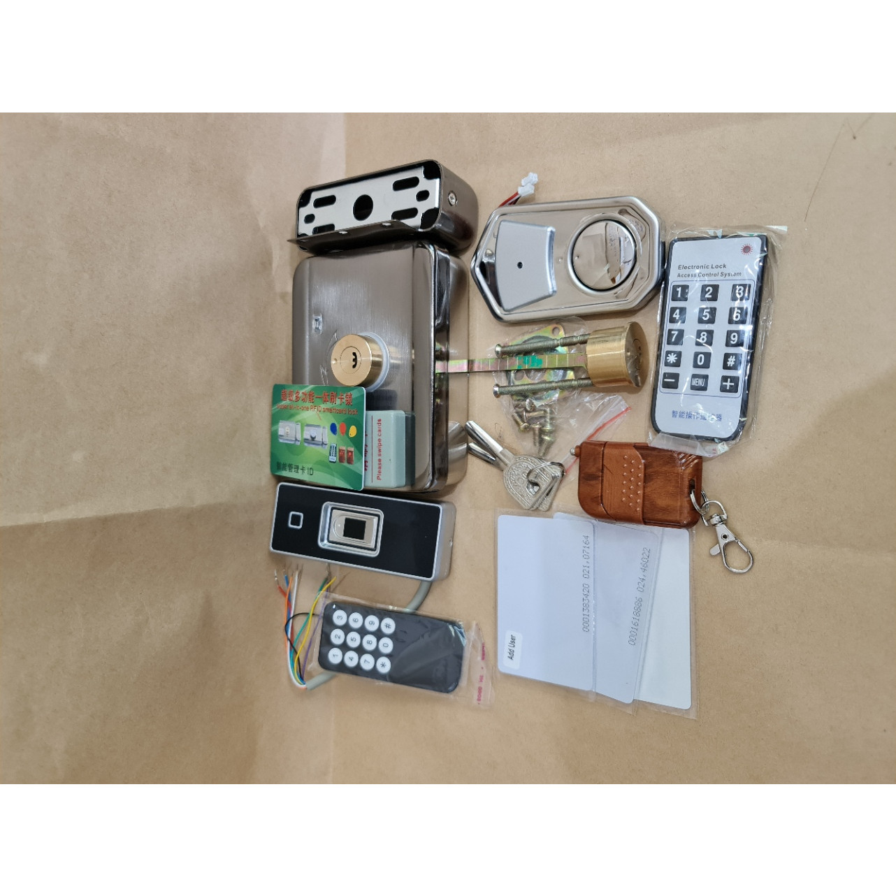 Bộ Ổ khóa điện tử kèm remote điều khiển , kết hợp với đầu đọc vân tay và thẻ từ trắng sử dụng cho cửa NHÔM