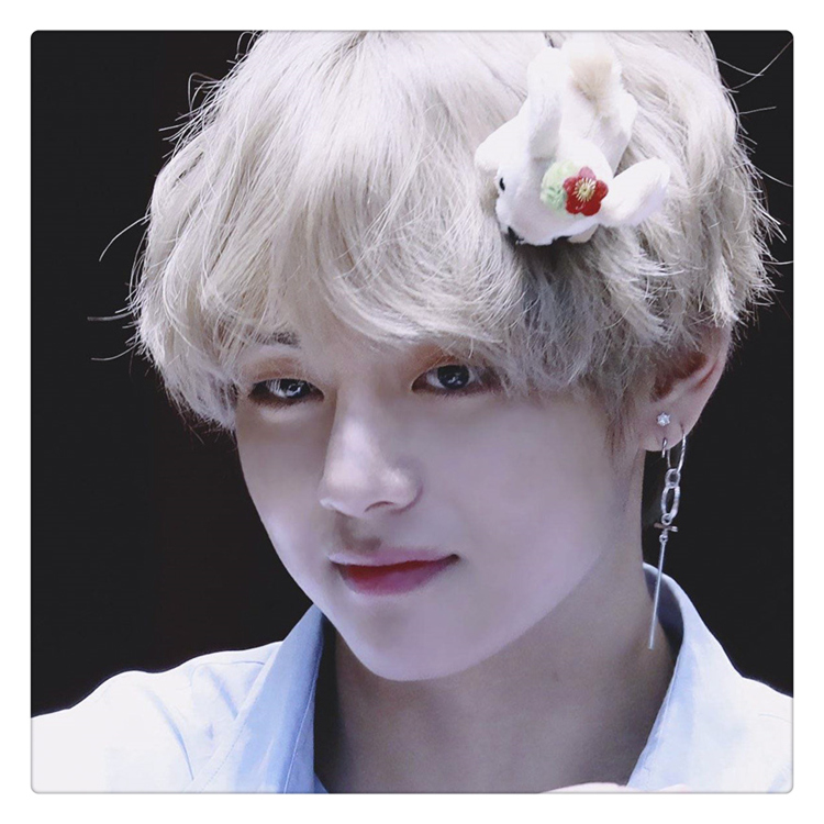 Khuyên tai nam V BTS đeo phong cách unisex