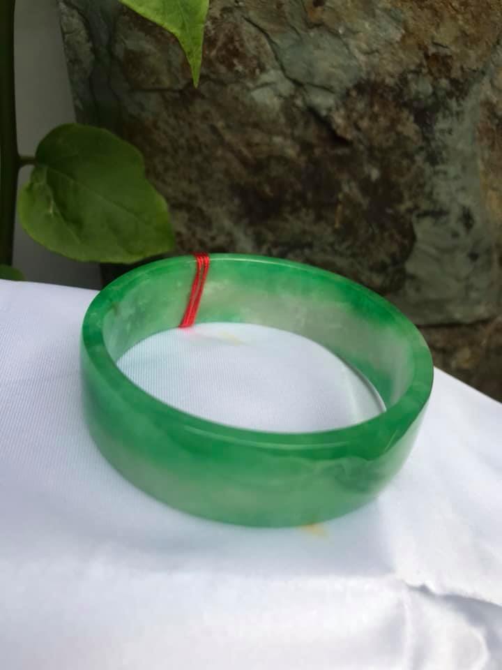 VÒNG CẨM THẠCH BẢN VUÔNG SIZE 54MM x BẢN CAO 17mm X DẦY 4,5mm  MÀU XANH LÁ TƯƠI SÁNG BÓNG LAM TRẮNG NHẸ GIỮA ĐẸP LẮM LUÔN Ạ  NỮ 53kg - 64kg ĐEO