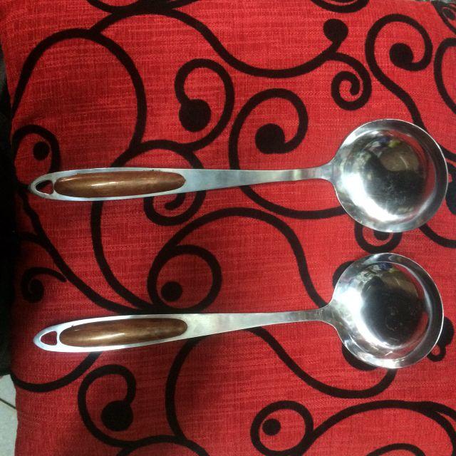 Môi múc canh inox cán vân gỗ sâu size vừa