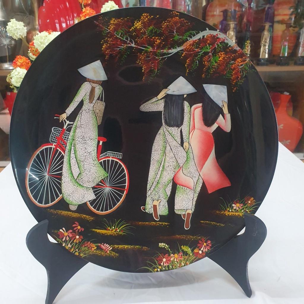 Dĩa sơn mài cao cấp Thanh Bình Lê họa tiết cô gái áo dài Việt Nam phi 35 cm