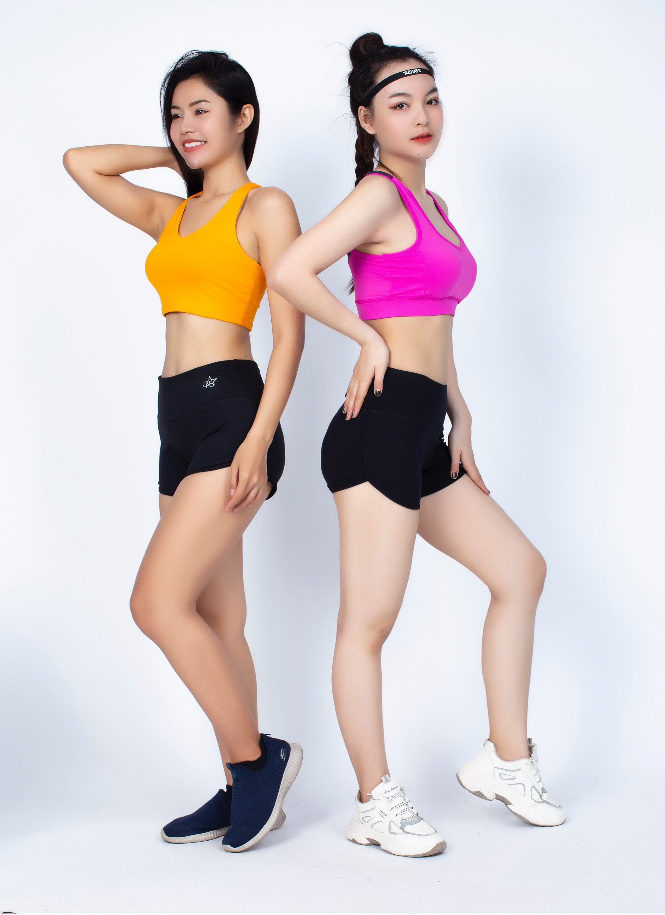 Quần short thể thao nữ chữ V