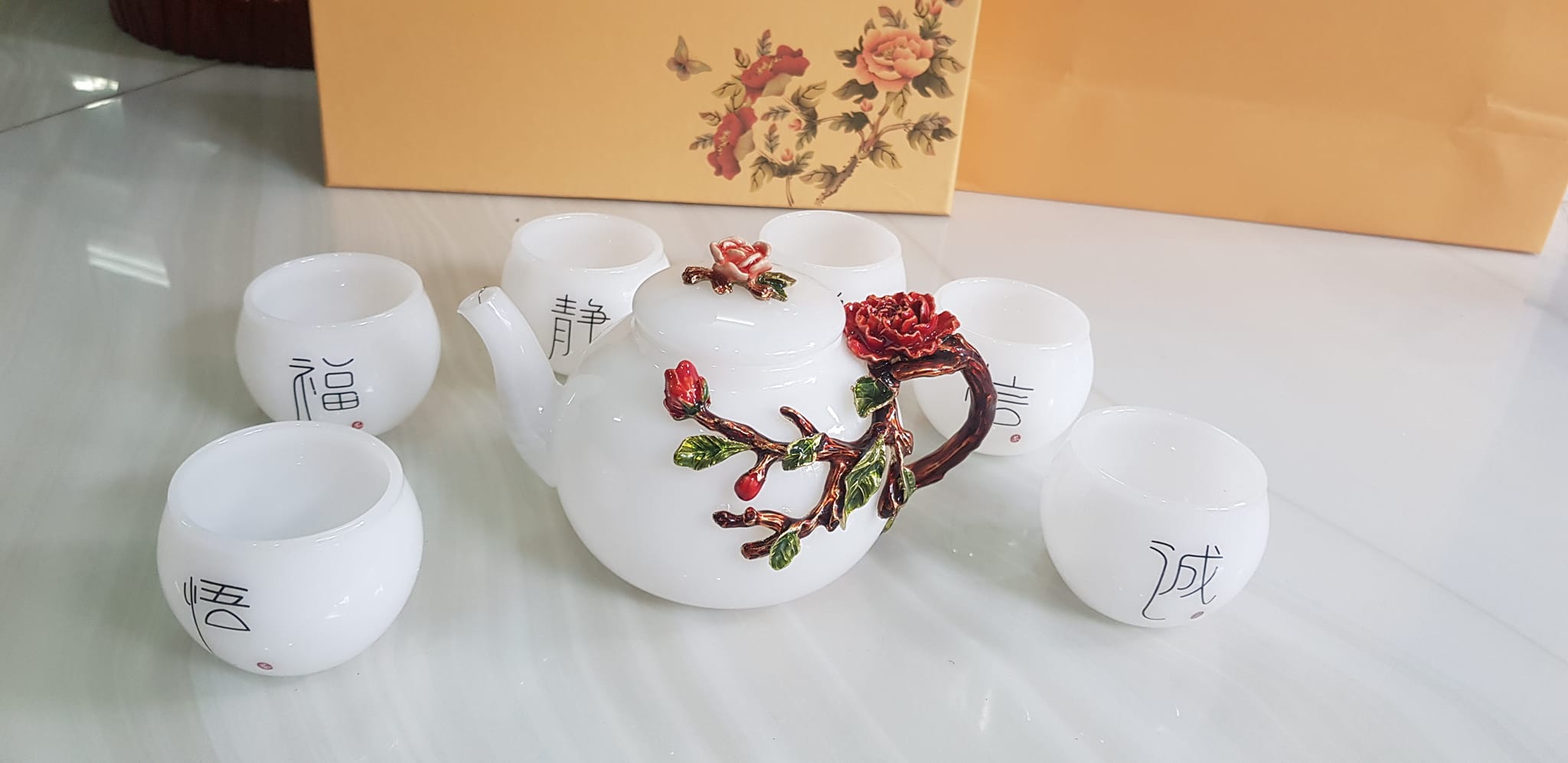 Bộ Bình Trà Chạm hoa đỏ kiểu rất đẹp đá mã não trắng tinh đẹp quá anh chị để phòng khách, công ty, quà biếu tặng Sếp tân gia người thân ý nghĩa ạ