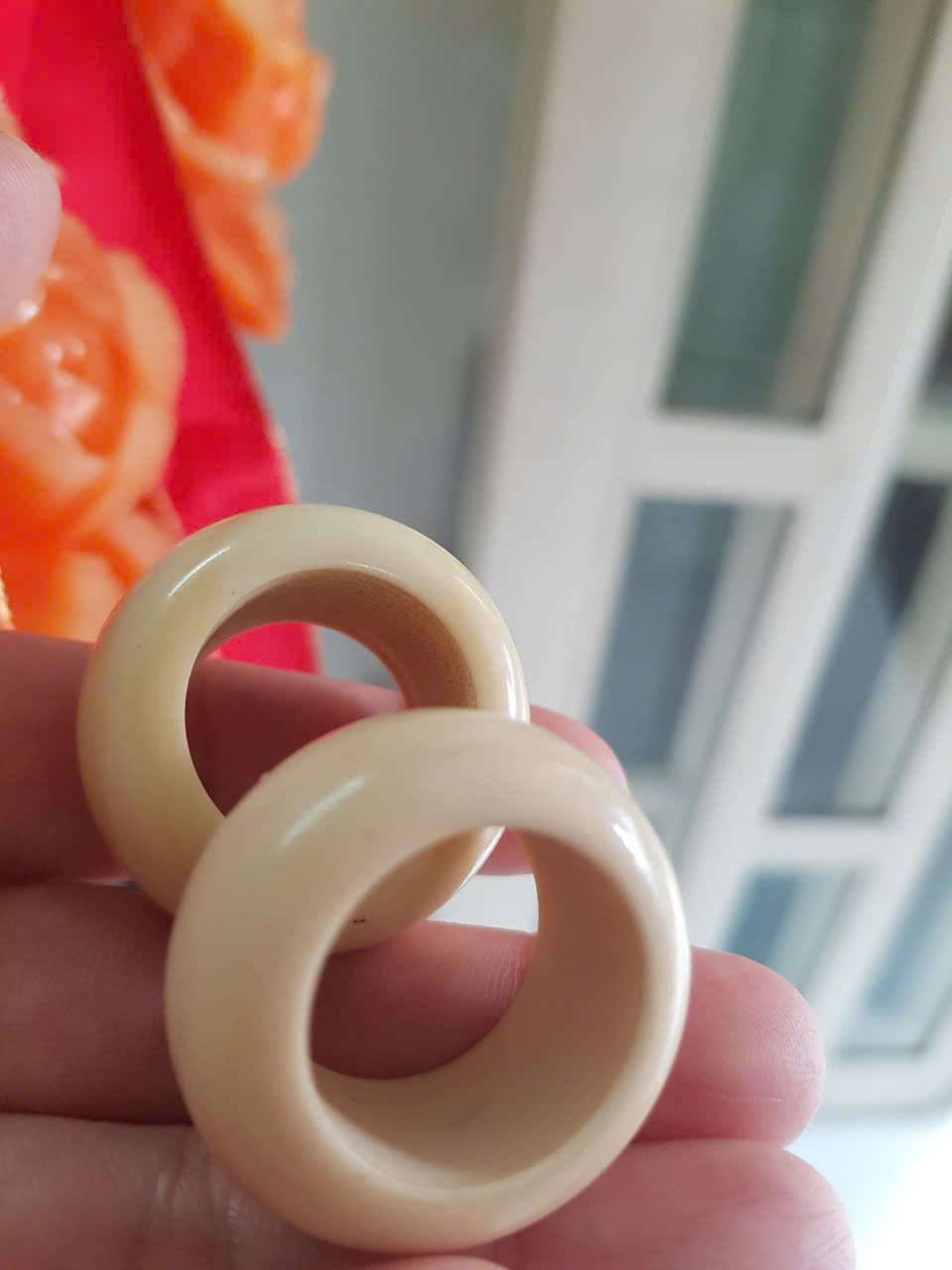 Nhẫn Nam Giả Ngà hay Xương Mỹ Nghệ màu trắng Ni 19mm Cao 15mm Dầy 6mm Dành Cho Các Anh Nam đeo nhẫn ngón tay cái hay bất kỳ ngón tay nào ni lọt vừa tay là 19mm rẻ vẫn đẹp như thường ạ