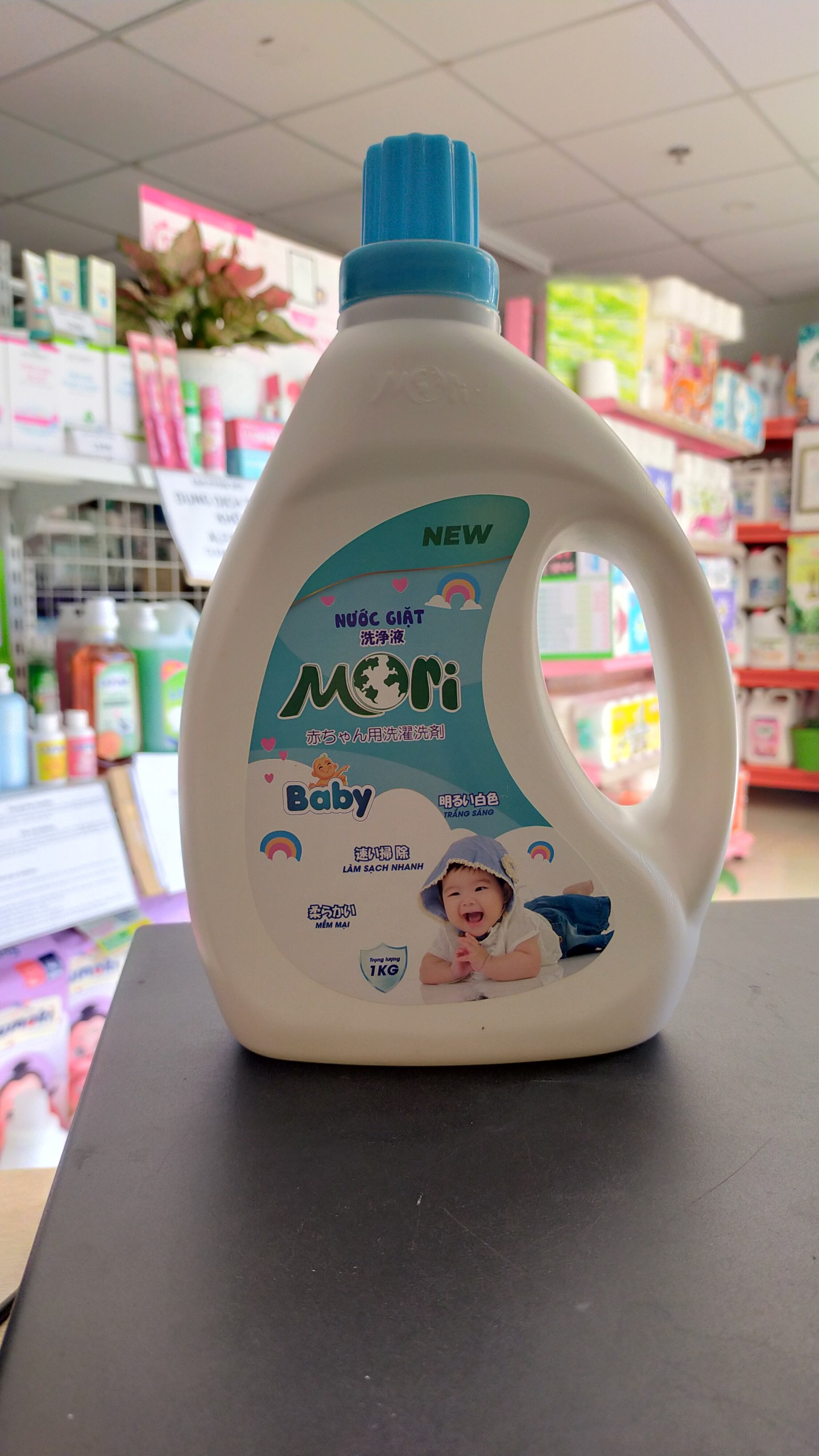 Nước Giặt Mori Baby Chai 1L Đánh Bay Vết Bẩn, Chống Vi Khuẩn, Giúp Quần Áo Của Bé Luôn Mềm Mại Và Lưu Hương Thơm Dịu Êm