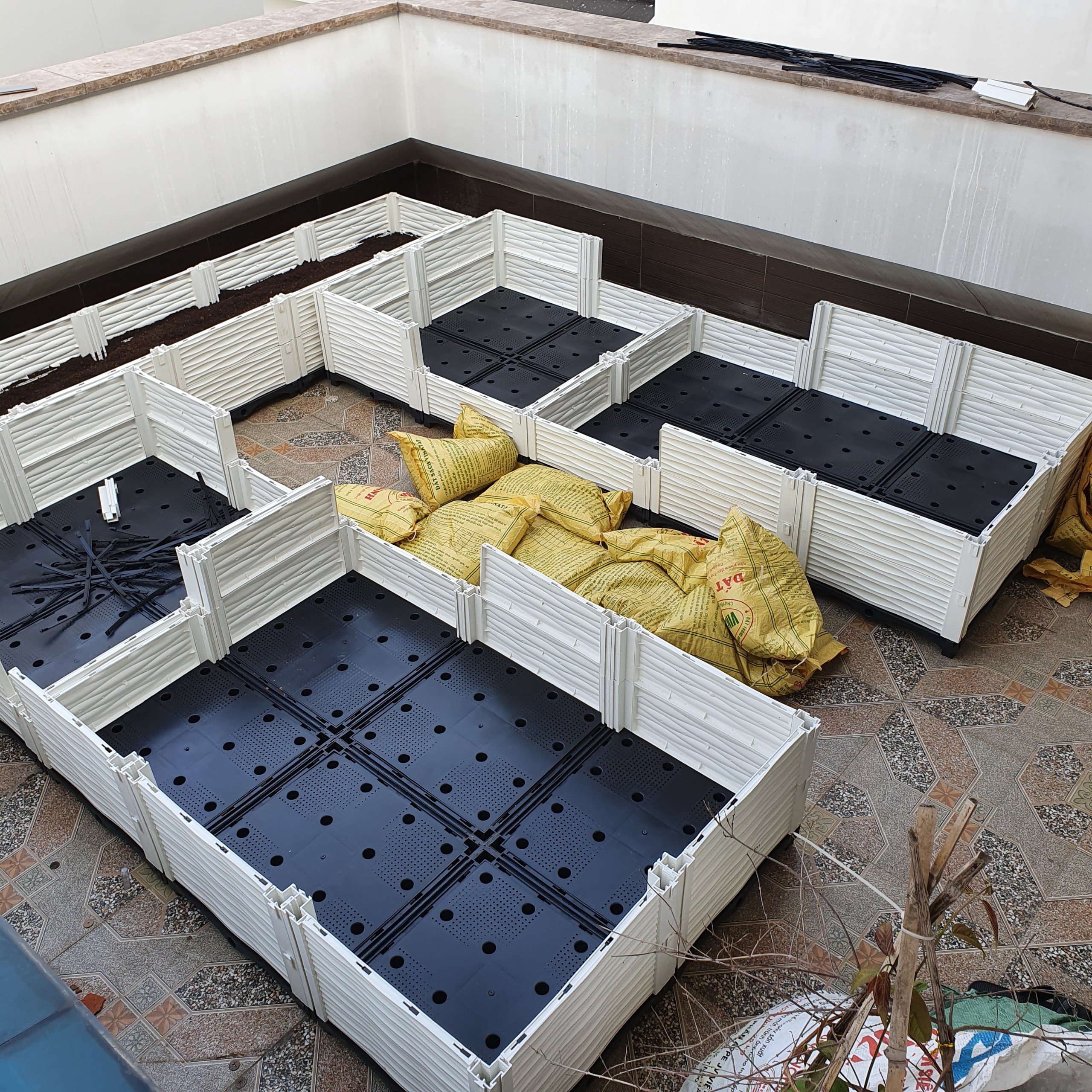 CHẬU GHÉP THÔNG MINH Cm: Bền từ 8-10 năm, phù hợp mọi cây trồng và không gian, Module tùy biến kích thước, an toàn, trọng lượng nhẹ, kết cấu chắc chắn, có khay trữ và thoát nước.