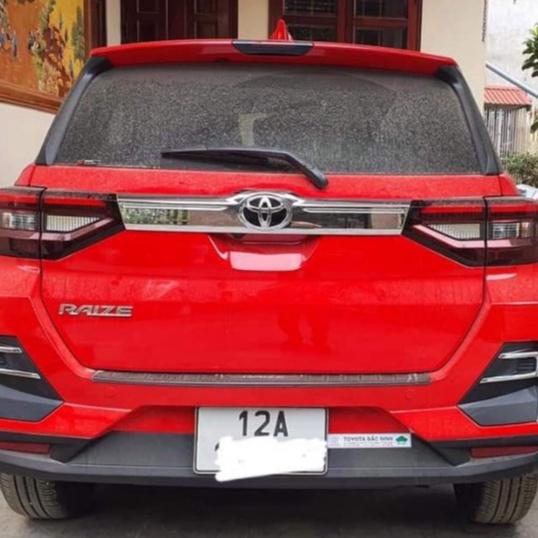 Ốp trang trí tay mở cốp sau Toyota Raize 2021 mạ Crom