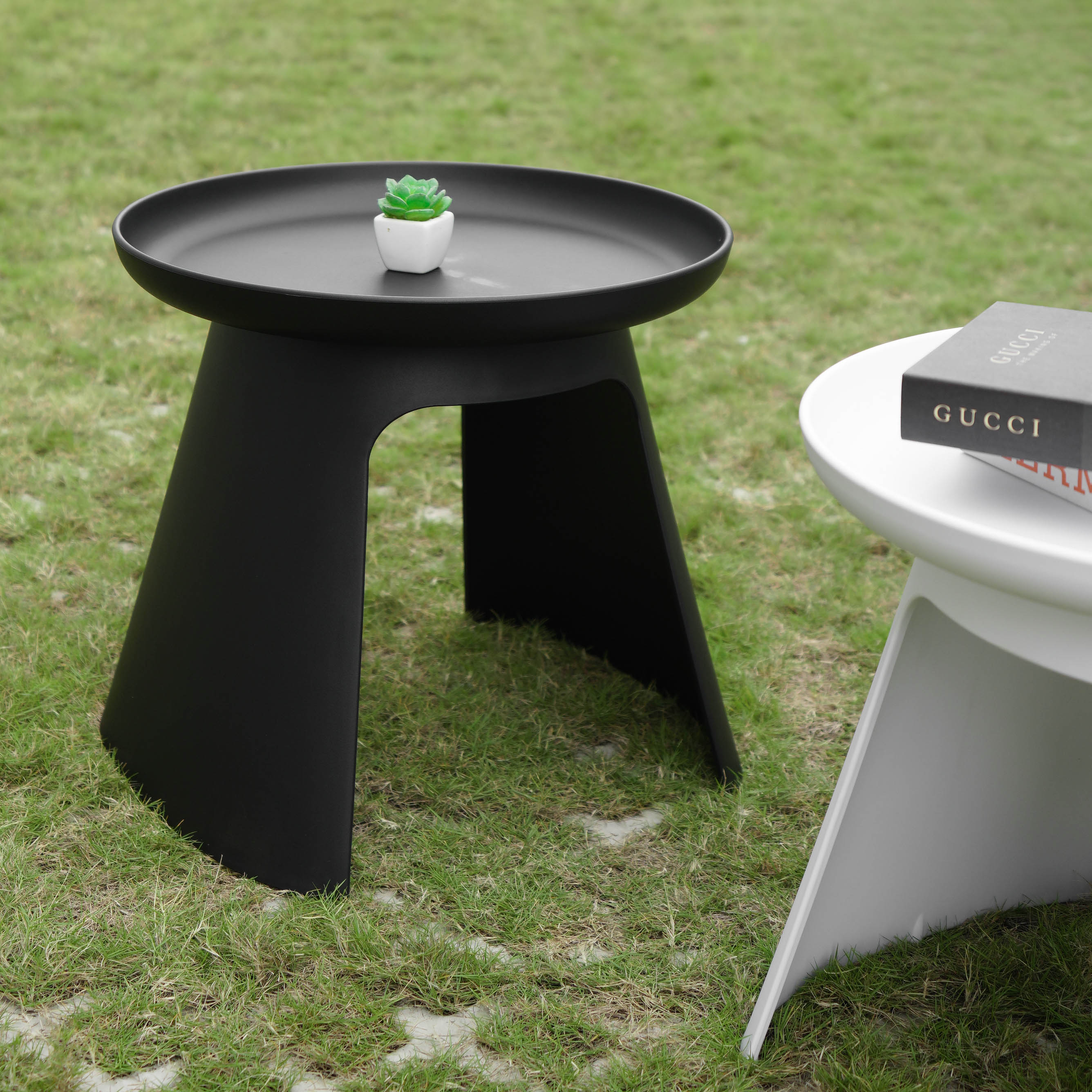 Bàn nhựa đúc Noruma 2 màu đen trắng . Nhập khẩu chính hãng Cobi Home