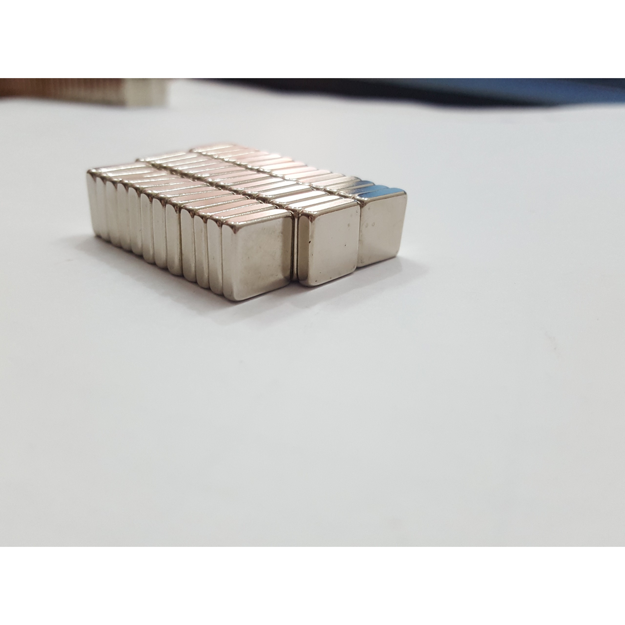 Nam châm viên trắng đất hiếm 10x10x2mm- 50 viên