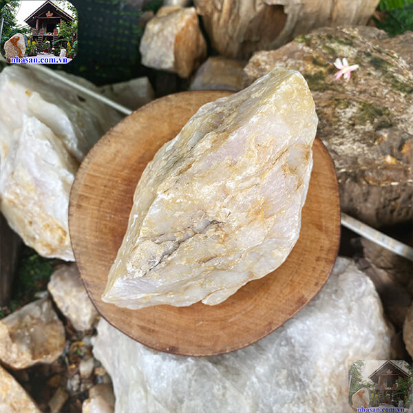 Trụ đá thạch anh hồng thô 3.4kg (16x19 cm) để quầy thu ngân hút tài lộc