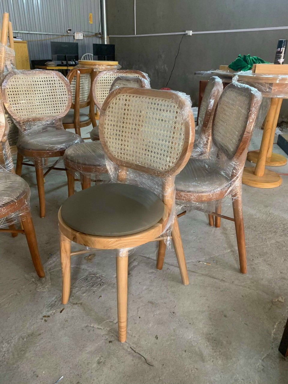Các loại ghế gỗ kết hợp mây mặt ngồi tròn dùng cho quán cafe, nhà hàng, khách sạn, resort,...