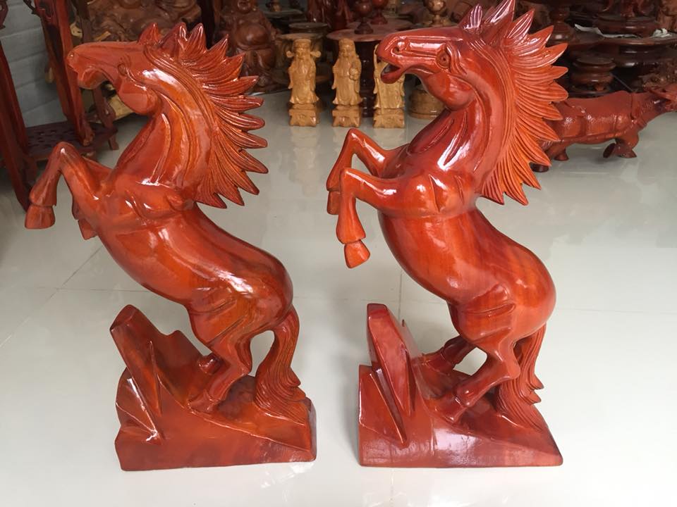 Cặp ngựa gỗ xà cừ nguyên khối, cao 40cm, biểu tượng cho thành công  và may mắn