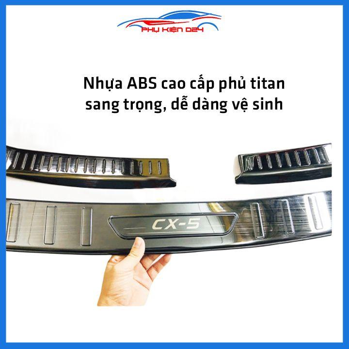 Ốp chống trầy cốp Mazda CX5 thép không gỉ vân titan bảo vệ xe chống va đập