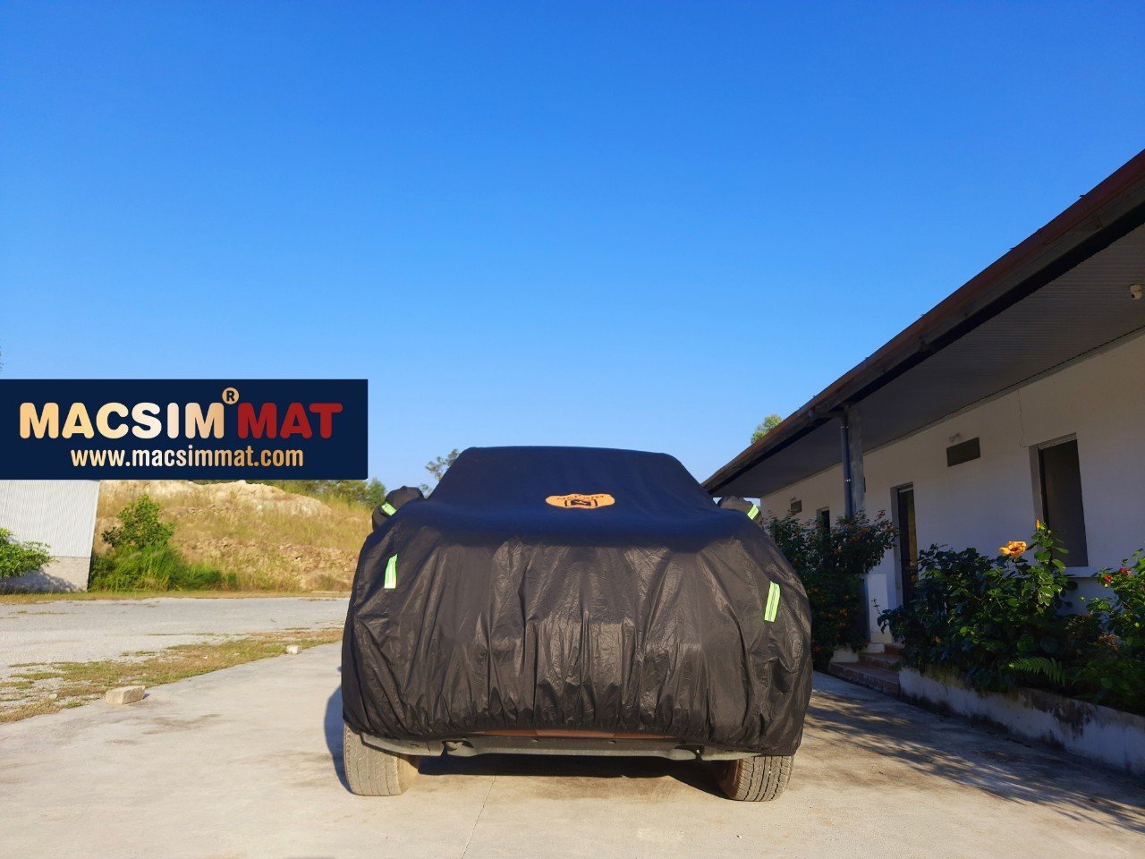 Bạt phủ ô tô bán tải Mitsubishi Triton nhãn hiệu Macsim sử dụng trong nhà và ngoài trời chất liệu Polyester - màu đen