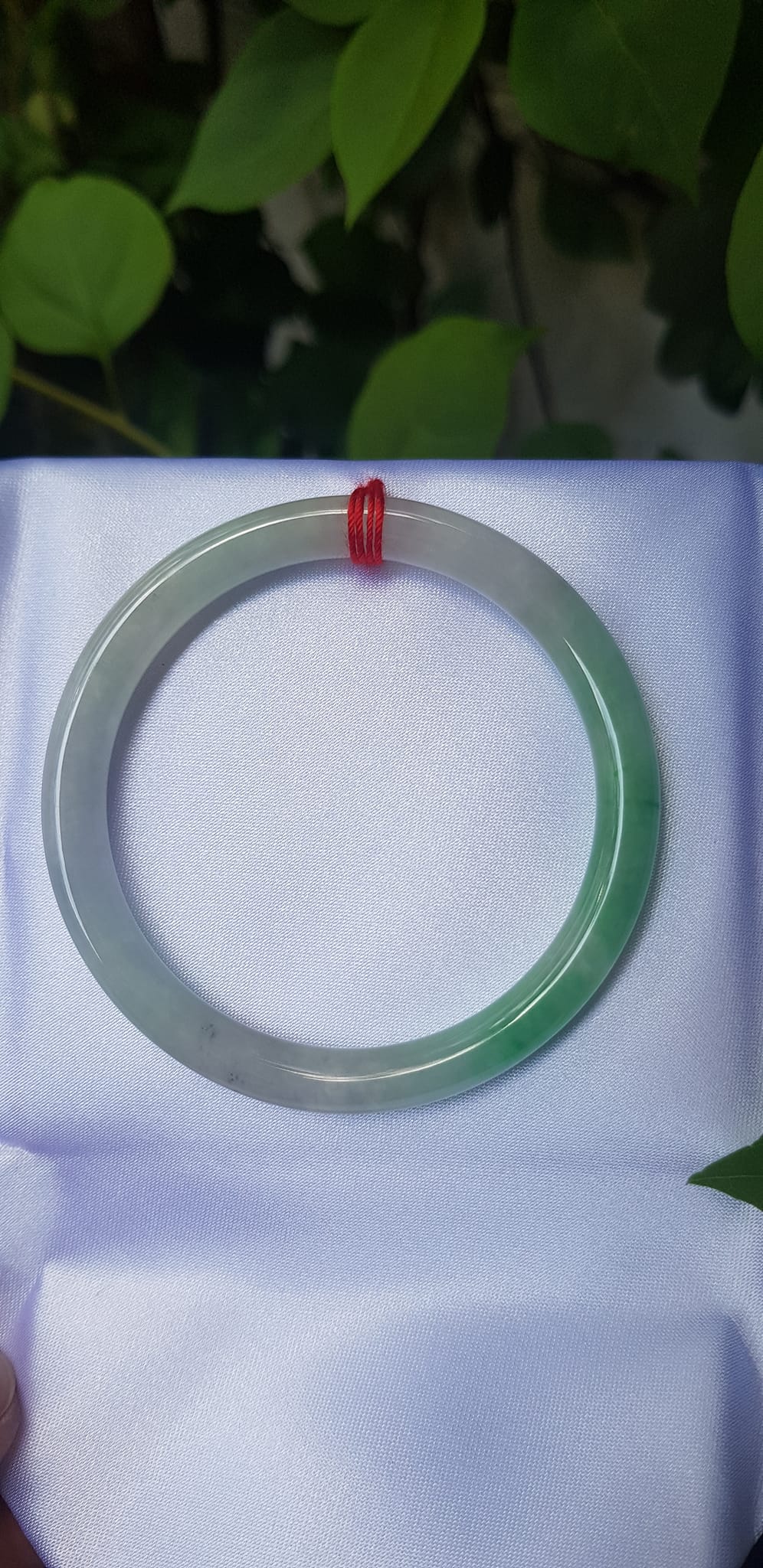 Vòng tay đá cẩm thạch tự nhiên TR Lý A 50mm x cọng nhỏ 6,2mm Màu trắng bóng xanh lý đậm 1 bên bóng đẹp Nữ 50kg - 55kg đeo ạ