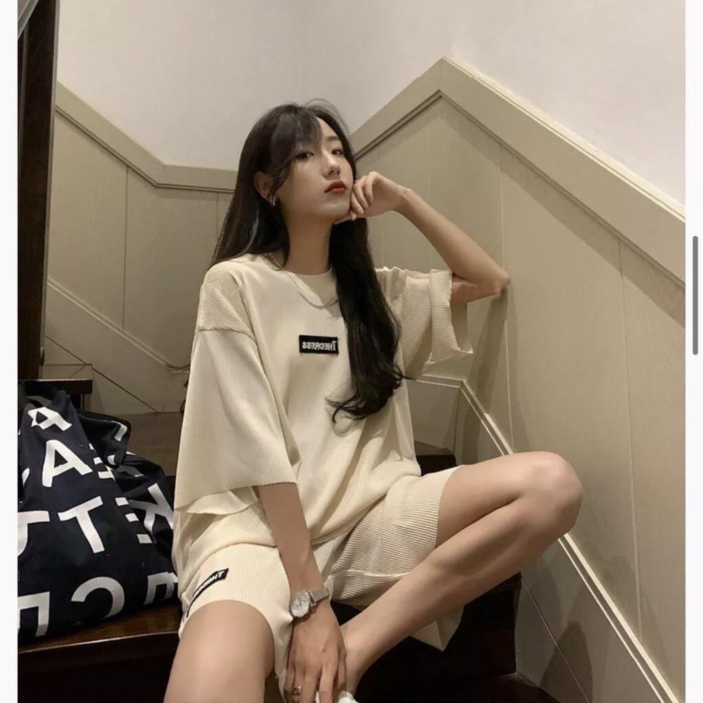 Bộ Áo Thun Unisex Kèm Quần Short Ống Rộng In Chữ THEDRESS Nổi