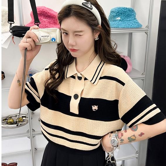 Áo len nữ Montoghi dệt kim Quảng Châu cổ bẻ cộc tay DÁNG RỘNG kẻ sọc RETRO có LOGO phong cách trẻ trung