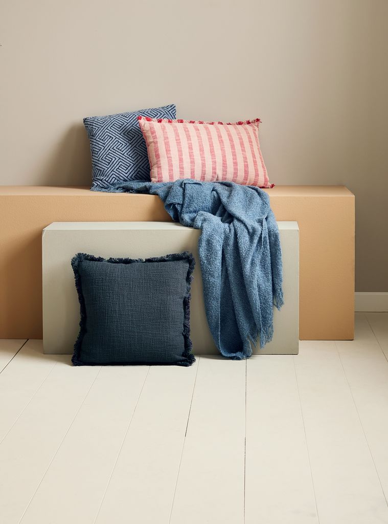 Gối trang trí | JYSK Dagfiol | cotton | đỏ nhạt/đỏ | R40xD60cm