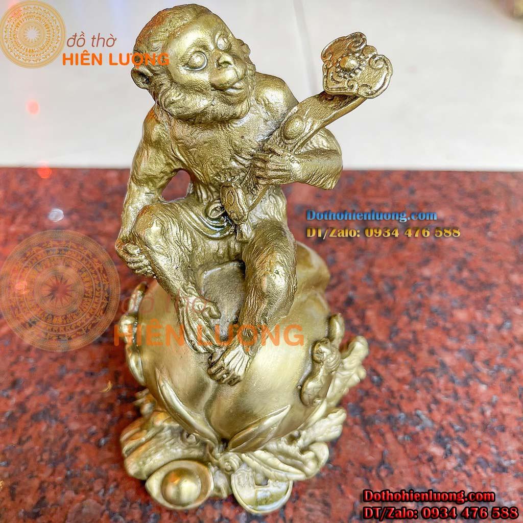 Tượng Khỉ Ngồi Trái Đào Ôm Gậy Như Ý Bằng Đồng Cao 16cm