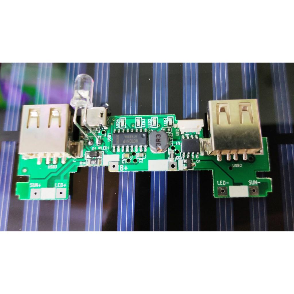 Box sạc dự phòng năng lượng mặt trời dùng pin 18650 tích hợp bảng LED cao cấp màu Bạc
