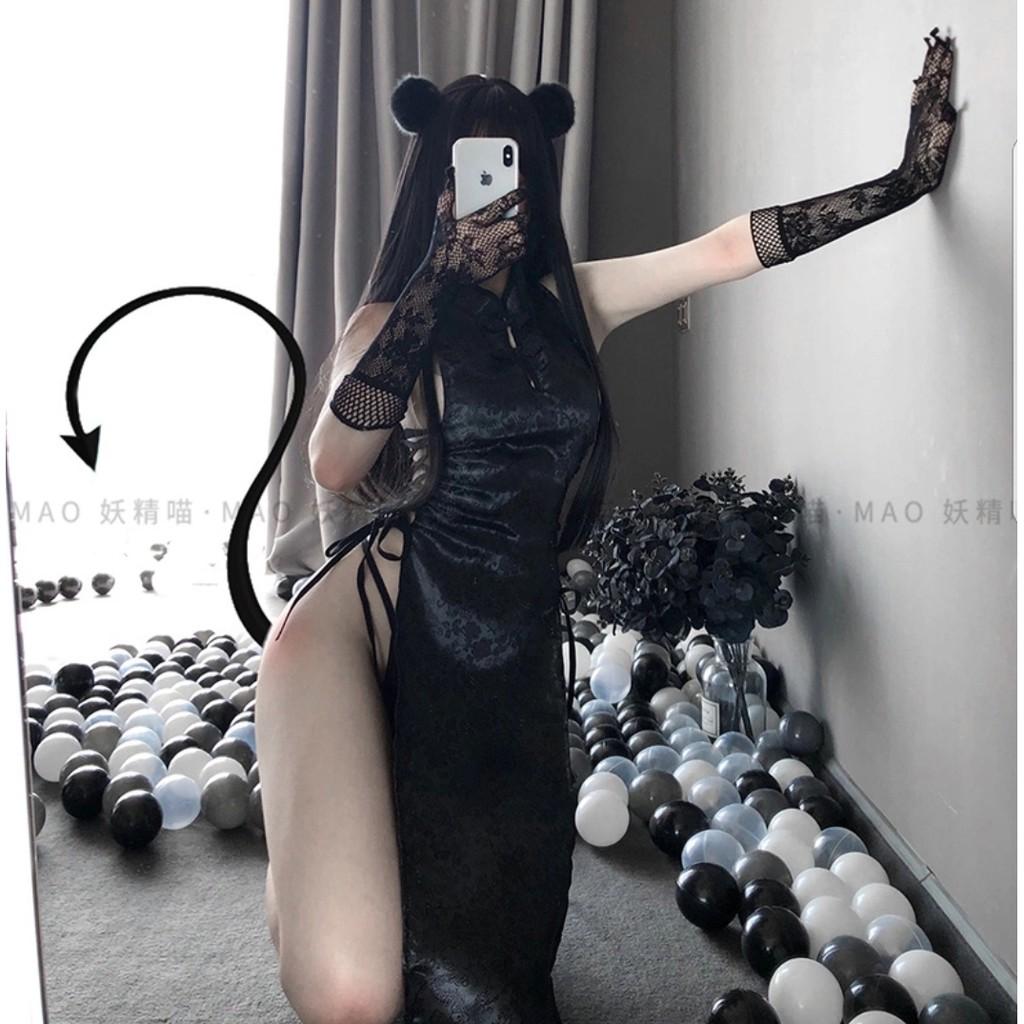 Đồ ngủ sexy với áo yếm cổ trang cách tân hai mau đen và trắng gợi cảm kèm chip lọt khe