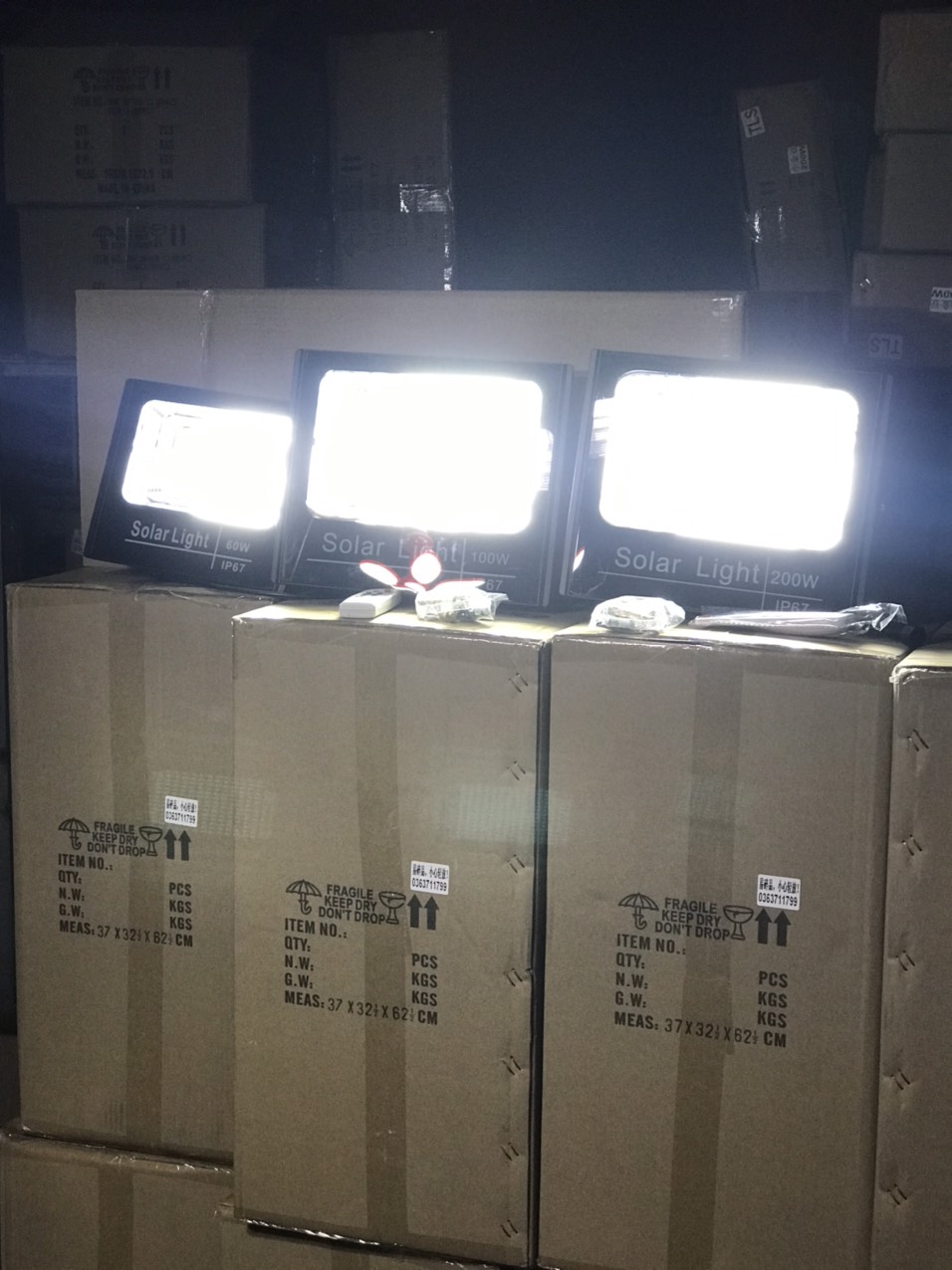 Đèn pha năng lượng mặt trời 200W