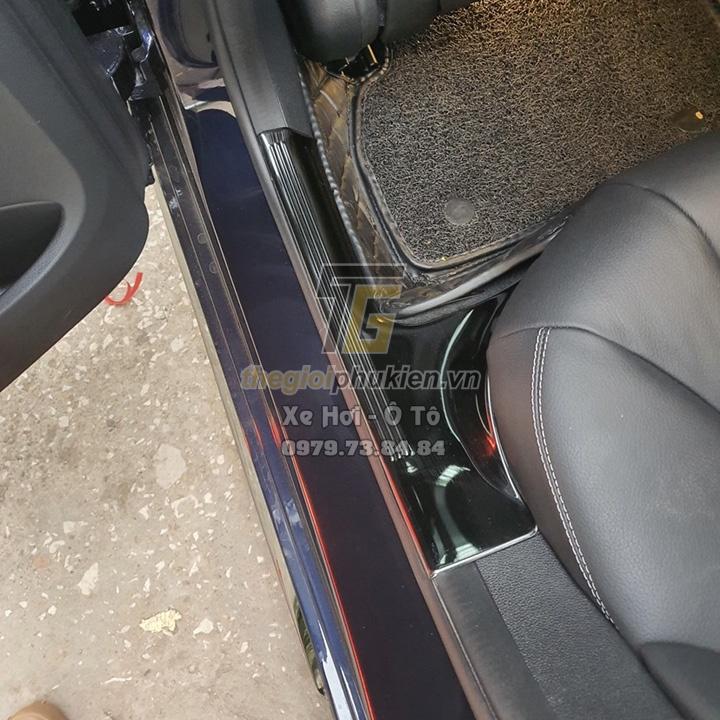 Bộ sản phẩm ỐP BẬC CỐP NGOÀI VÀ BẬC CỬA TRONG vân Titan xe Mercedes C