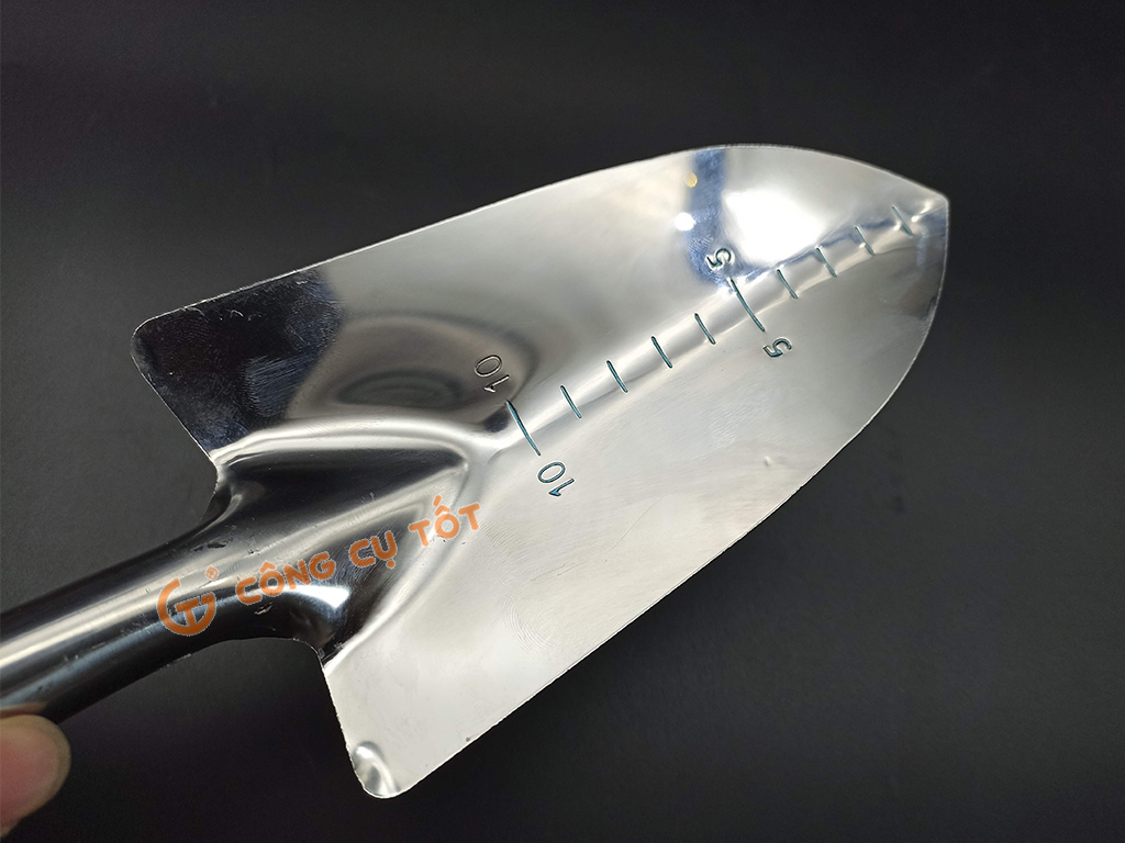 Xẻng trồng củ inox cán sần lưỡi mũi nhọn khắc vạch