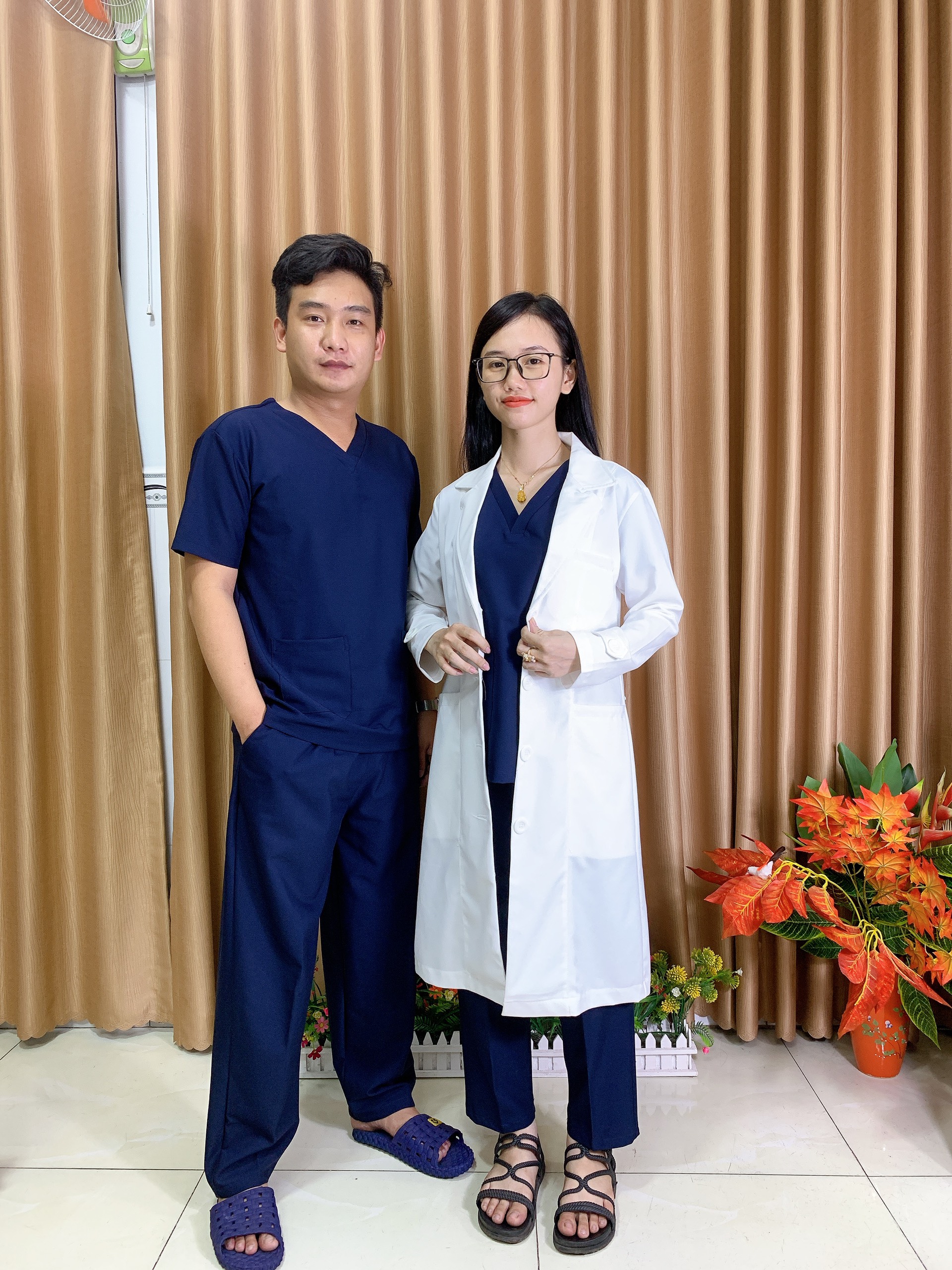 Bộ Scrubs bác sĩ NAM cao cấp màu Xanh Đen - Quần áo Blouse kỹ thuật viên, hộ lý, điều dưỡng, đồ trực phòng khám, bệnh viện