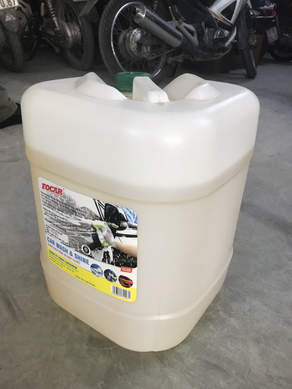 Dung dịch rửa xe bọt tuyết dưỡng bóng vỏ sơn FOCAR Car Wash &amp; Shine đậm đặc 1:120 - Can 20L