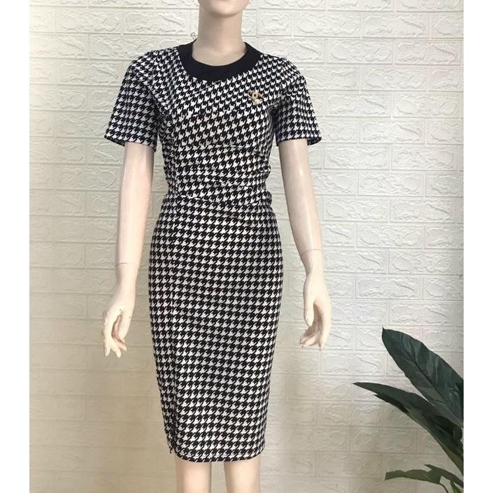 ĐẦM ÔM HỌA TIẾT CỔ VIỀN ĐEN