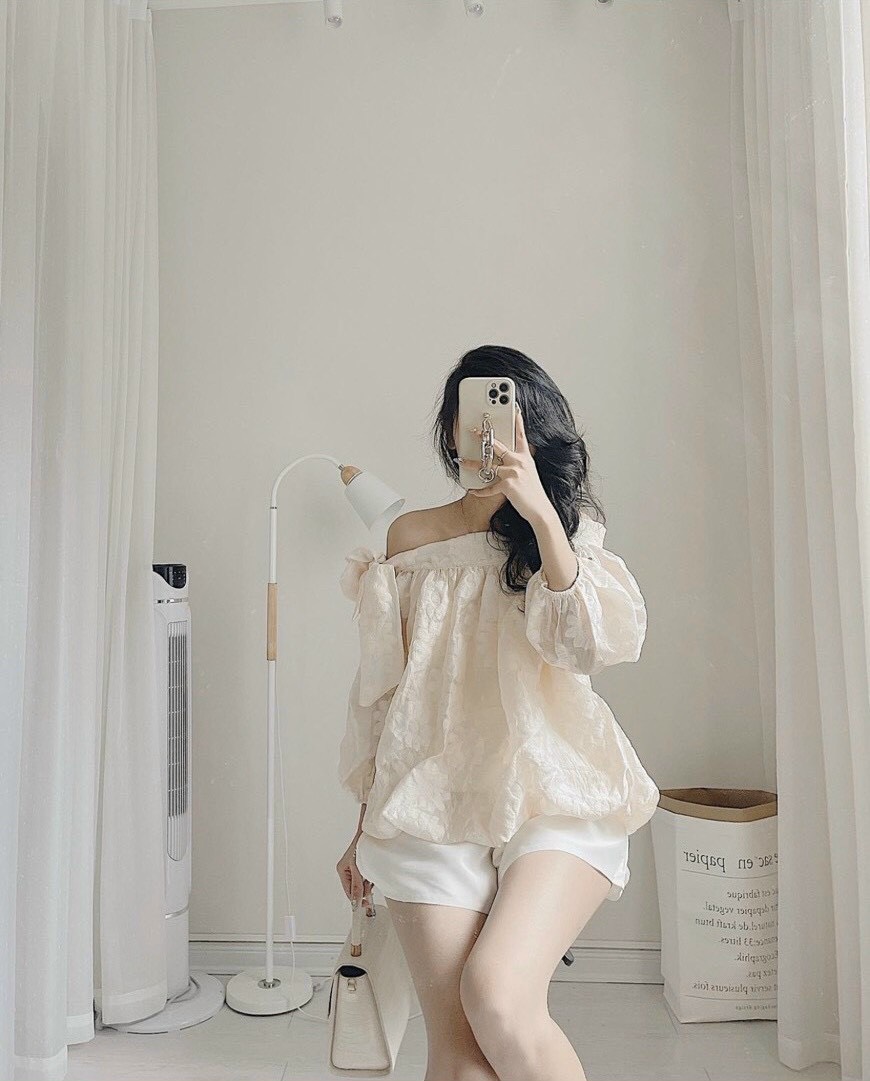Set áo kiểu trễ vai ren tay phồng và quần sort kaki ngắn