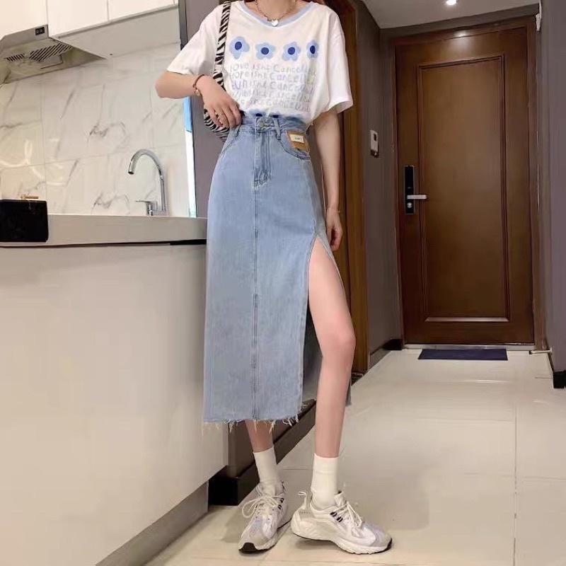 Chân váy jean xẻ lệch cá tính tag da mép túi