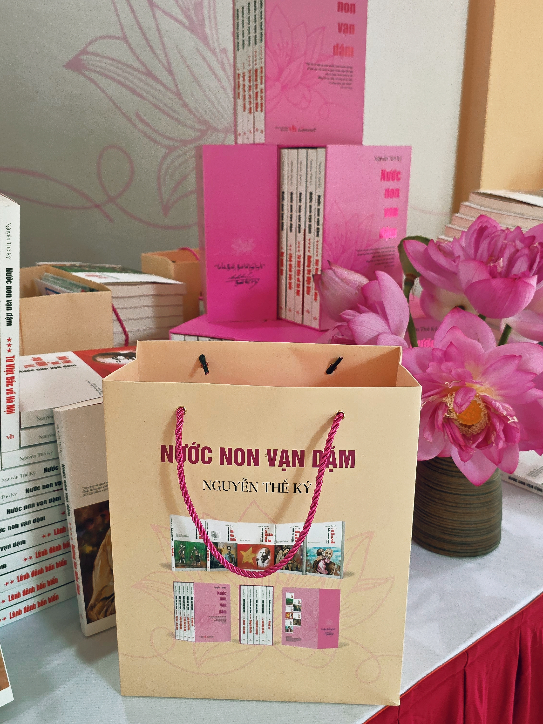 Hộp sách Nước non vạn dặm - Trọn bộ 5 tập