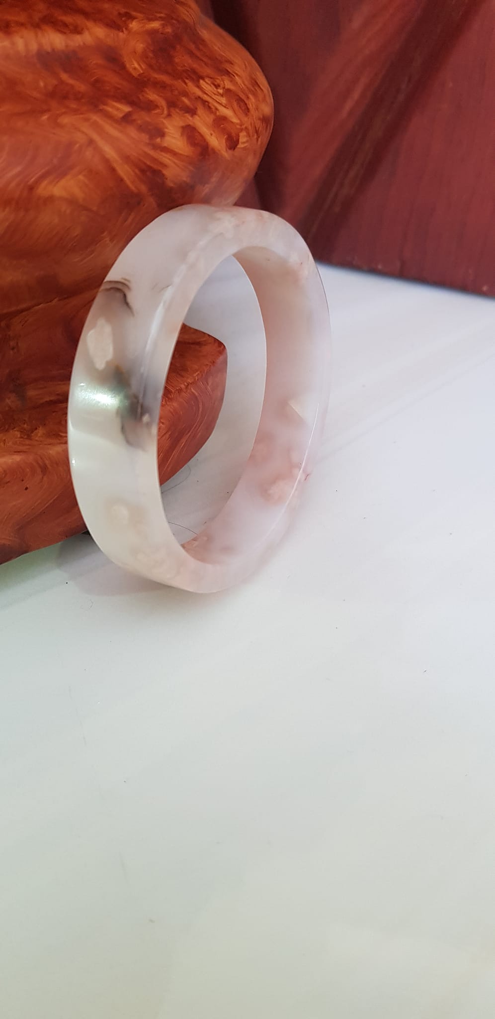 Vòng tay Nữ Mã Não Bản Vuông trắng bông hoa vân Ni 54mm x cao 13mm x dầy 6mm Nữ mệnh Kim mệnh Thủy 52kg - 55kg đeo đẹp xinh tay lắm ạ