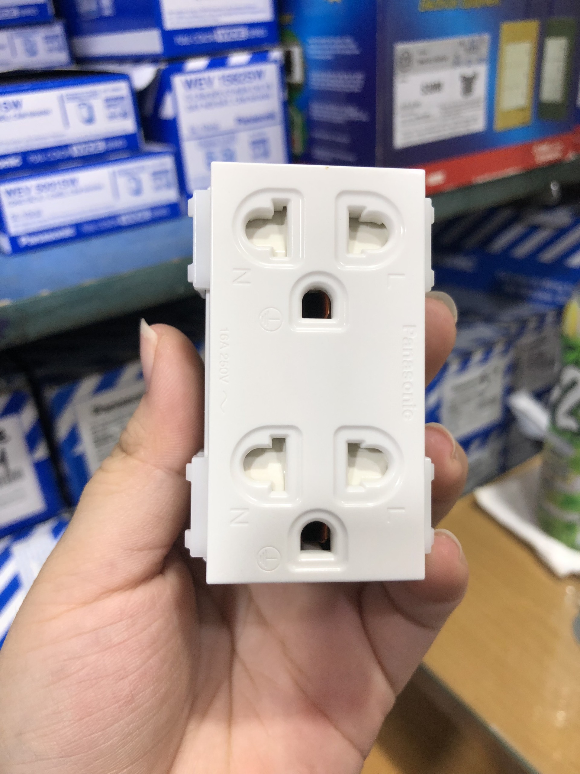 Ổ cắm đôi 3 chấu Panasonic WEV1582SW , WEV1582H