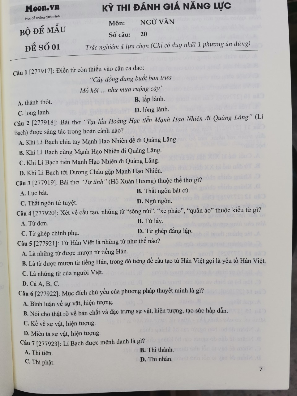 Sách - 2000 câu hỏi đánh giá năng lực môn Ngữ văn (moon)