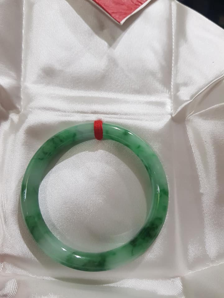 Vòng tay phong thủy Đá Cẩm thạch Tự nhiên Xanh SƠN THỦY LÝ 50MM x độ dầy 7,4mm Chất liệu 100% Đá Cẩm thạch Tự nhiên Nữ 50kg - 55kg đeo chuẩn sang hàng vip đẹp ạ