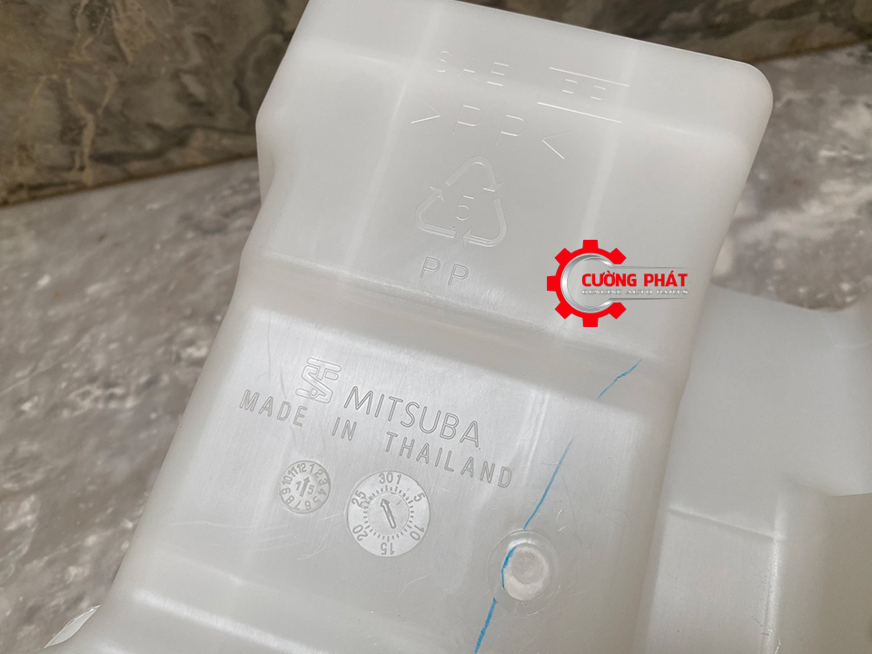 Bình nước rửa kính Mitsubishi Triton 2015-2018 8260A349