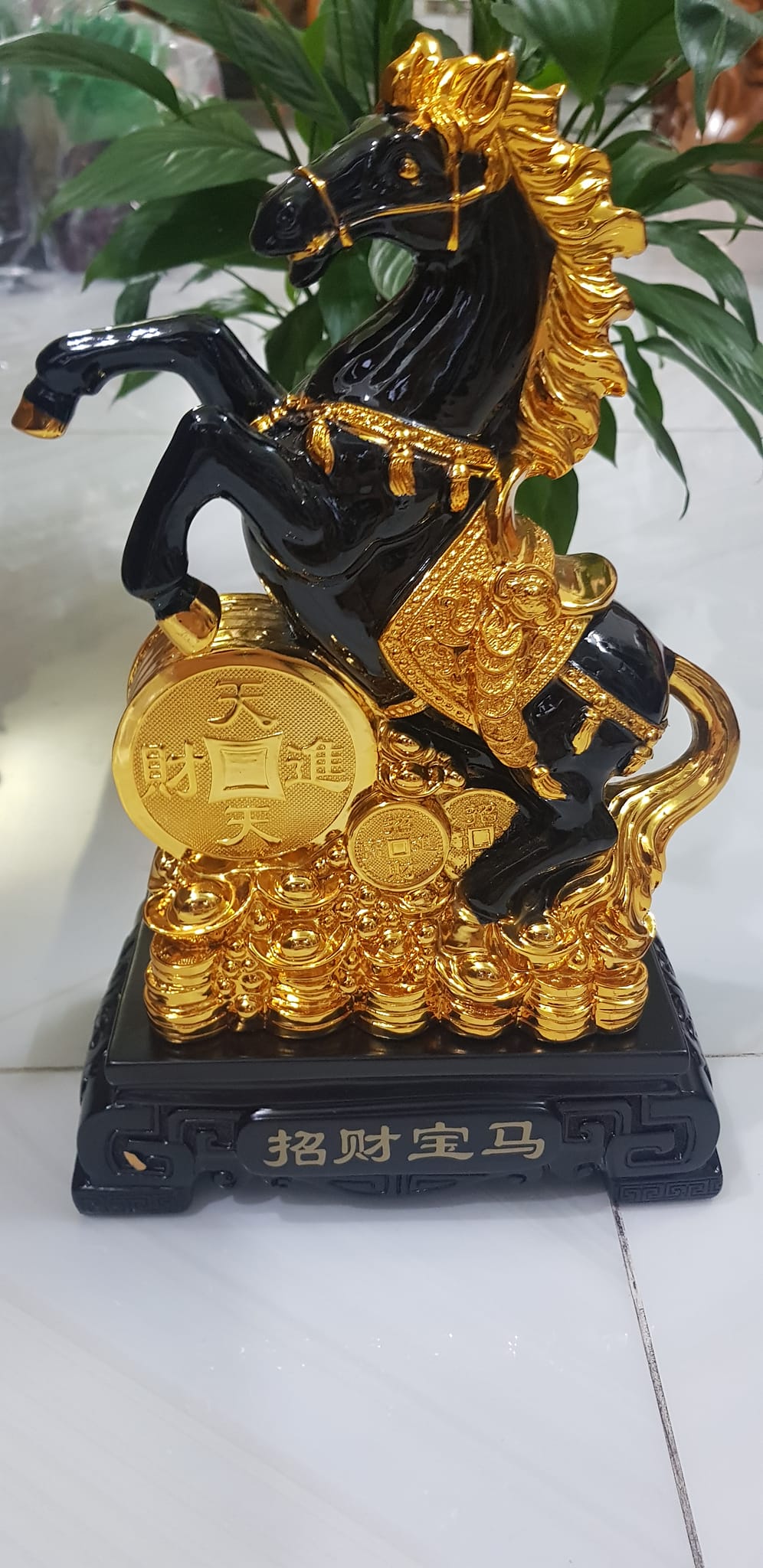 Tượng Ngựa Đen Hay Hắc Mã Phong Thuỷ Đứng Tiền Đế Gỗ Mới đẹp Cao 33cm Ngang 21cm Sâu 11cm Ý nghĩa biểu tượng Thành Công Tài Lộc mệnh Thuỷ mệnh Mộc trưng phòng khách nhà , công ty, bàn làm việc , quà biếu tặng ạ