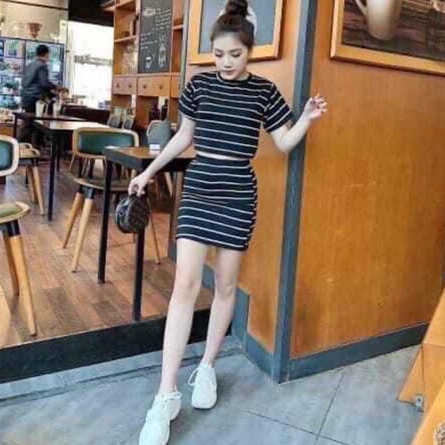 SET ÁO THUN CROPTOP KÈM CHÂN VÁY SỌC CÓ QUẦN