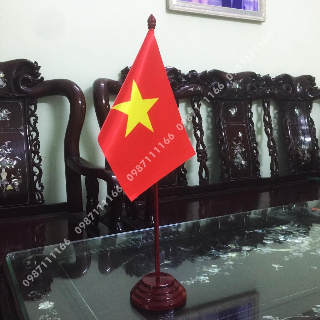 Cờ Để Bàn Đế gỗ Cắm 1 cờ Việt Nam In Kỹ Thuật Số