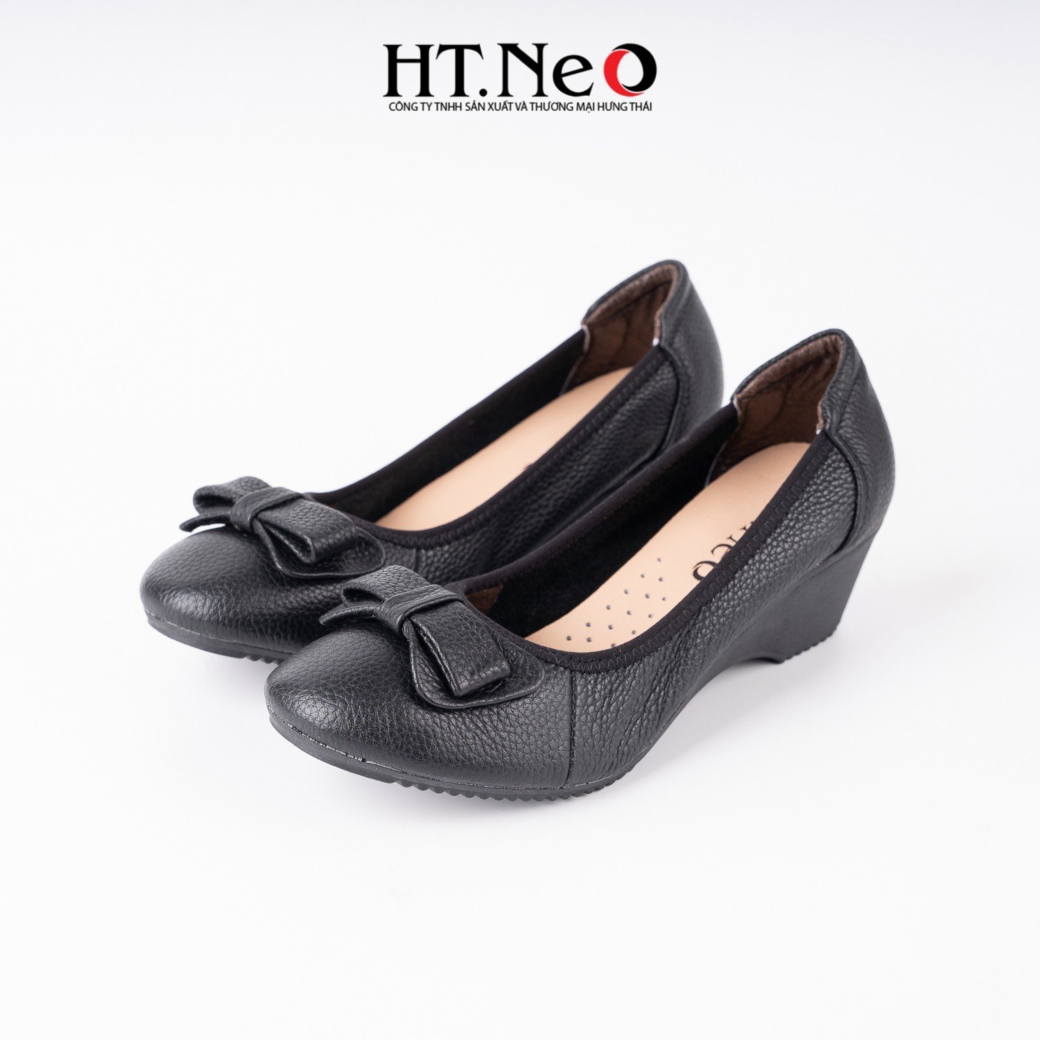 Giày nữ, giày đế xuồng 3p được thiết kế với da sần, viền chung, được tổ điểm thêm chiếc nơ xinh xắn trên đôi giày NU91