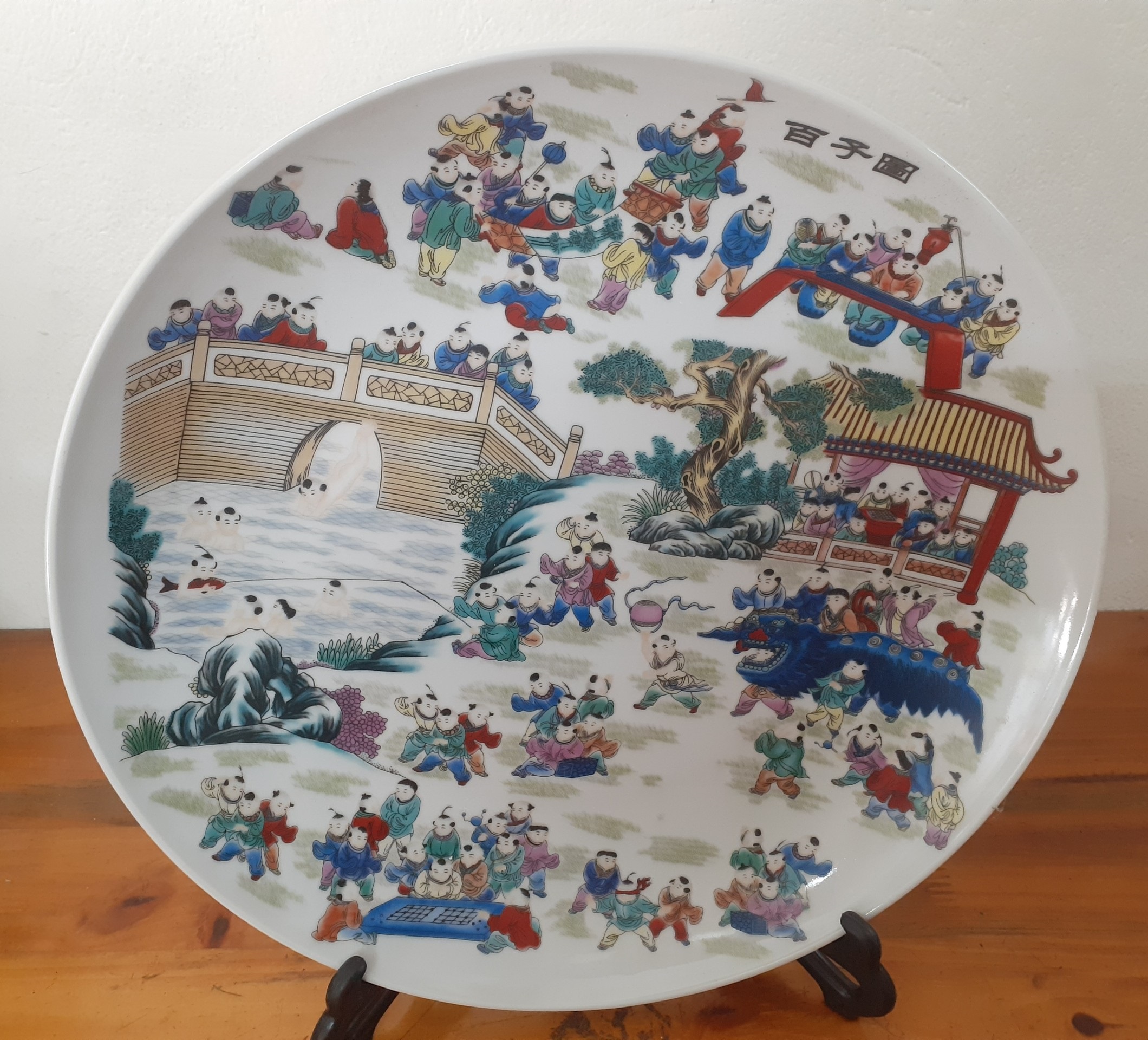 Đĩa sứ Tranh Dân Gian Trung Quốc, đường kính 34cm, có giá đỡ kèm theo - Gốm sứ Giang Tây Trung Quốc