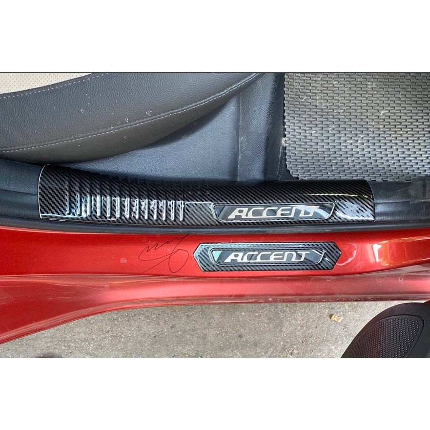 Ốp bậc cửa, nẹp bước chân trong, ngoài Carbon xe Huyndai Accent 2018- 2019- 2021- 2022 vân cacbon cao cấp